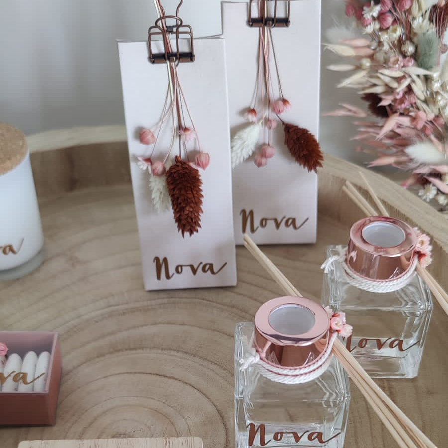 Doopsuiker van Nova - Doopsuikerconcept met parfumflesje en hoog doosje gevuld met suikerbonen